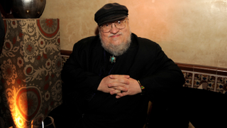 G.R.R. Martin desmiente que tenga los libros escritos, culpa del rumor a la "imbecilidad en internet"